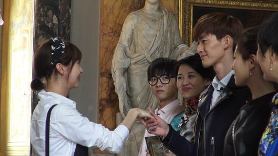 张翰罗马亲吻李菲儿 浪漫氛围带动姐弟关系升