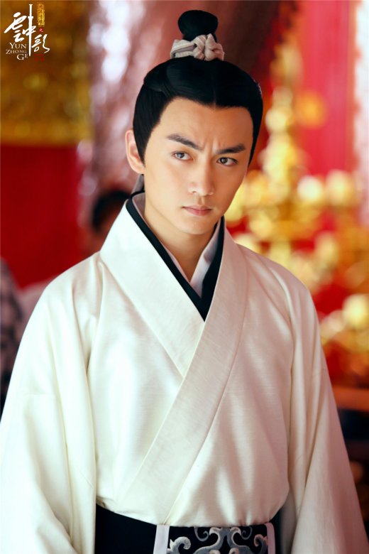 剧中,陈晓饰演的刘询是一个平民皇帝,从街角的小混混到一国之