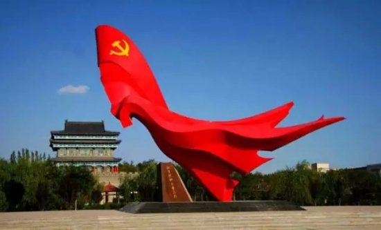 中央红军长征出发纪念馆位于于都县县城东门，中央红军长征第一渡是中央红军渡过于都河出发长征的八大渡口之一，毛泽东、周恩来、博古等中央领导人及其由中央机关组成的第一、第二野战纵队就是从这里迈出长征第一步的。