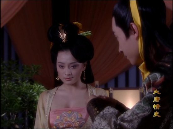 在秦岚出道不久拍摄的《大唐情史》中,她扮演的武媚娘人如其名啊,养眼