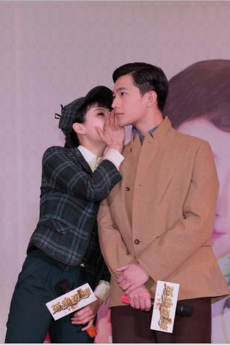 《茧镇奇缘》发布会宋茜杨洋窃窃私语